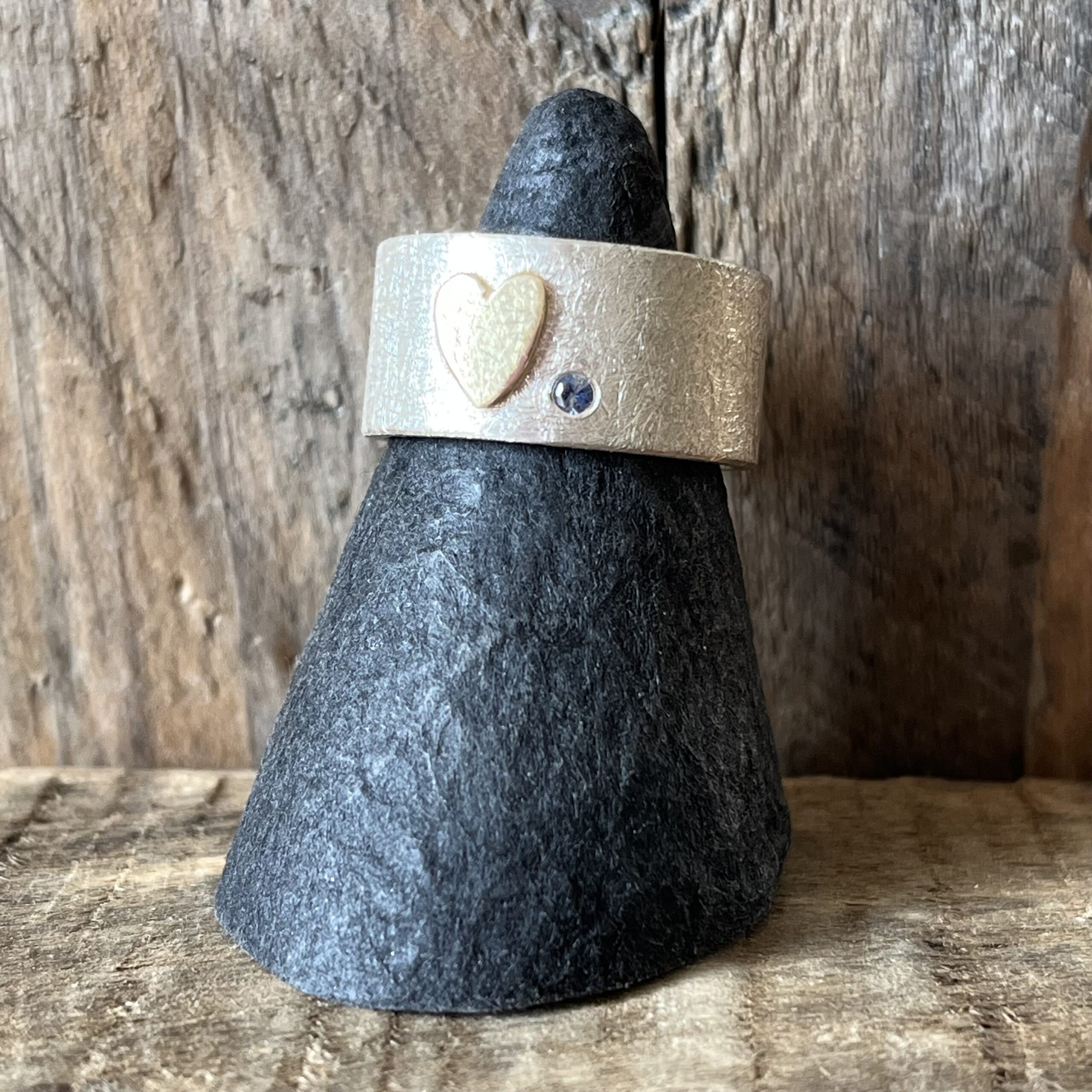 Minimalaus dizaino juvelyriniai dirbiniai